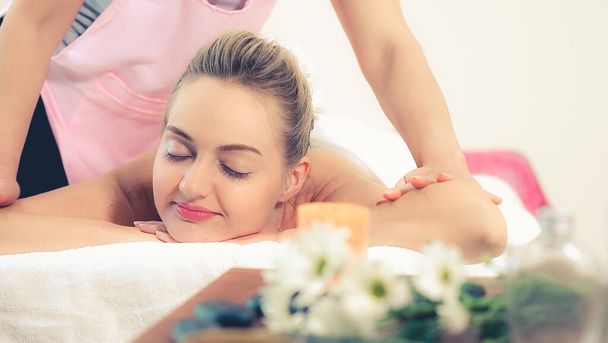 Relaxált nő kap vissza masszázs luxus spa professzionális masszázs terapeuta. Wellness, gyógyító és relaxációs koncepció. - Fotó, kép