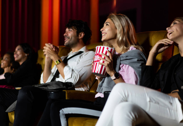 Publiczność ogląda filmy w kinie. Grupa działalność rekreacyjna i koncepcja rozrywki. - Zdjęcie, obraz