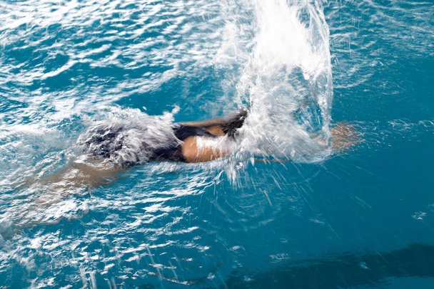 σπορ κίνηση shot του κοριτσιού που κολυμπούν στην πισίνα - Φωτογραφία, εικόνα