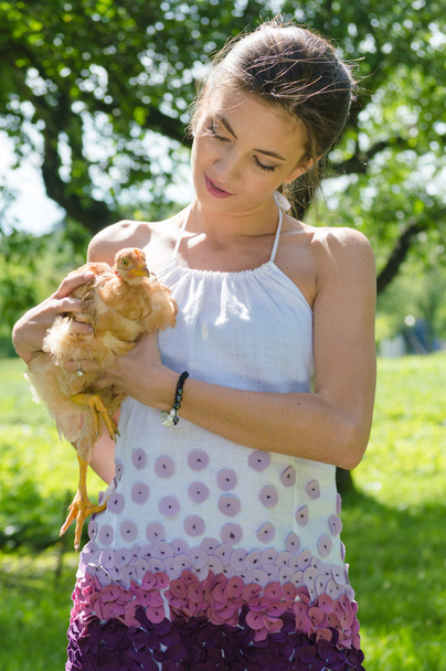 ευτυχής νεαρή γυναίκα με τη φροντίδα του κοτόπουλου - Φωτογραφία, εικόνα