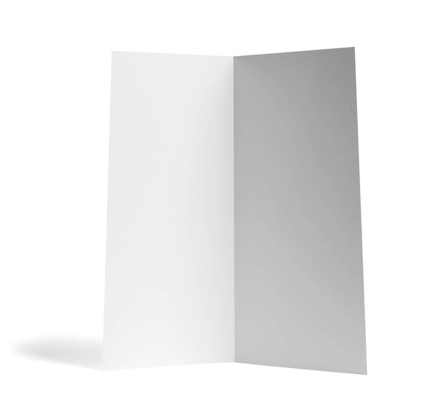 lähikuva valkoisella pohjalla olevasta tyhjästä taitettavasta lehtisestä  - Valokuva, kuva