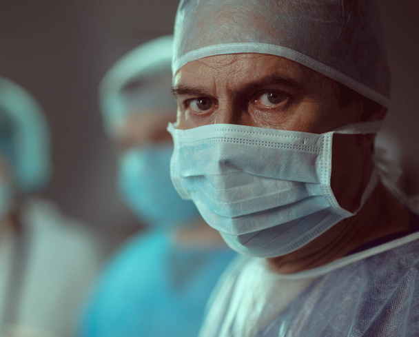 Mature male professional inside surgery with collegues - Fotoğraf, Görsel