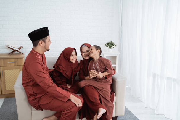 Malay Muslim family sitting on couch enjoy holidays - Foto, afbeelding