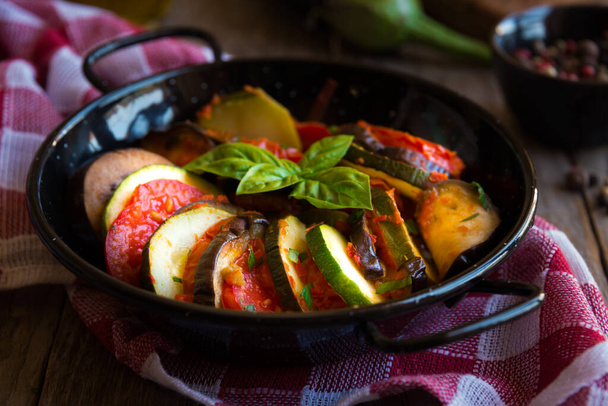 Домашний рататуй из нарезанных овощей: цуккини, помидоры и баклажаны
. - Фото, изображение