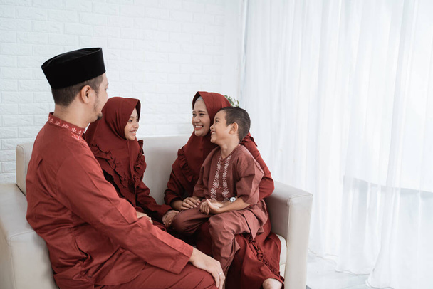 Eid Mubarak concept,asian family wearing Malay traditional clothes - Foto, afbeelding