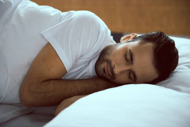 Homem calmo passando um bom tempo na cama
 - Foto, Imagem