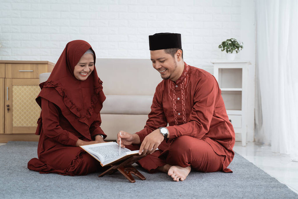 Muslim wife learns the Al-Quran with her husband - Foto, afbeelding