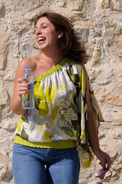 Счастливая женщина с бутылкой воды смеется
. - Фото, изображение