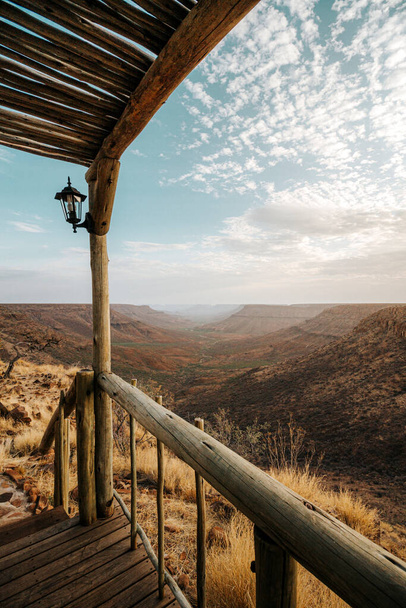 Näkymä yhdestä Grootberg Lodgen yksityisistä ylellisistä huoneista, Grootberg Plateau valmistettu paikallisista materiaaleista. Namibia, Afrikka
 - Valokuva, kuva