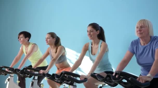 szkolenia fitness club, siłownia i sportowe aktywności osób 16of27 - Materiał filmowy, wideo