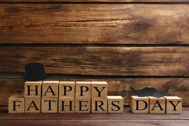 Fráze Šťastný den otců vyrobený z kostek na dřevěném pozadí. Mezera pro text - Fotografie, Obrázek