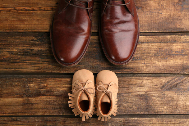 Dad and son's shoes on wooden background, flat lay. Happy Father's Day - Foto, immagini