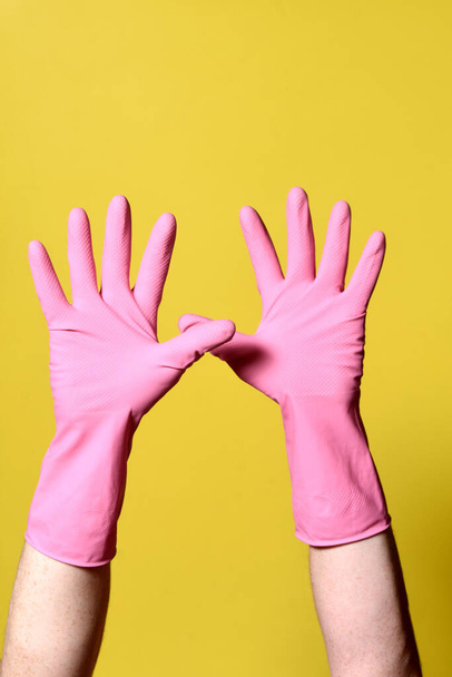 перчатки руки подняты на желтый фон
 - Фото, изображение