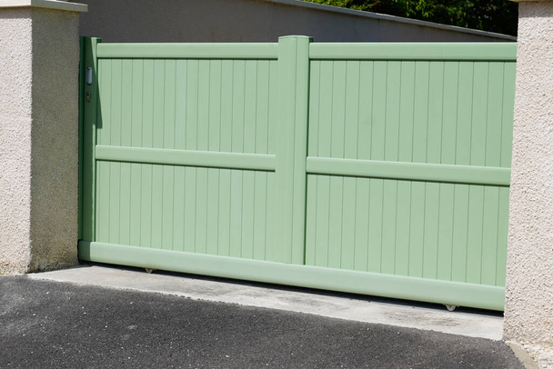 ocel velké zelené jasné kovové brány plot na moderní dům ulice - Fotografie, Obrázek