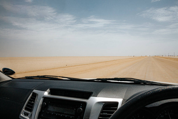 Vista desde el interior de la cabina de un gran jeep 4x4 que conduce a través del desierto en Namibia
 - Foto, Imagen