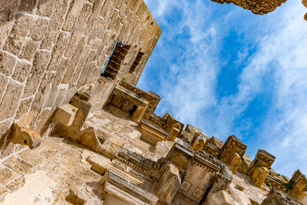 Стародавнє місто Аспендос і стародавній театр Аспендос в Анталії (Туреччина). - Фото, зображення