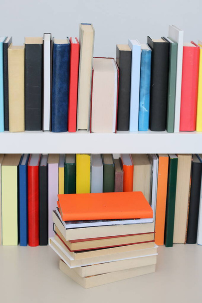 Books on the shelf in library - Φωτογραφία, εικόνα