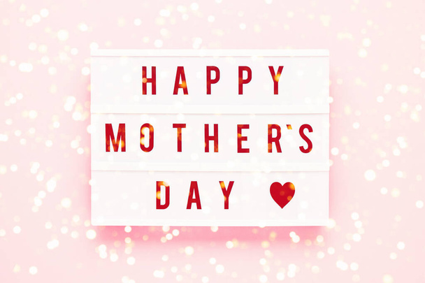 HAPPY MATHER 'S DAY γραμμένο σε φωτεινό κουτί σε ροζ φόντο. Η ιδέα εορτασμού της Γιορτής της Μητέρας. Πάνω όψη, αντιγραφή χώρου - Φωτογραφία, εικόνα