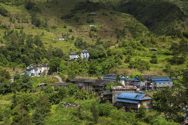 KHARIKHOLA, NEPAL - CIRCA Říjen 2013: Nepálská vesnice se ztratila mezi himálajskými vrcholy asi v říjnu 2013 v Charikholě. - Fotografie, Obrázek