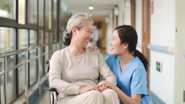amigável asiático casa de repouso empregado falando para seniores mulher residente feliz e sorrindo
 - Filmagem, Vídeo