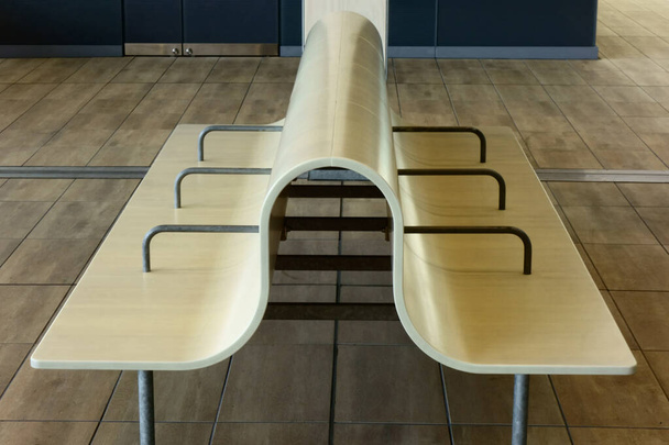    Salão de chaise elegante instalado na plataforma dentro da estação
                             - Foto, Imagem
