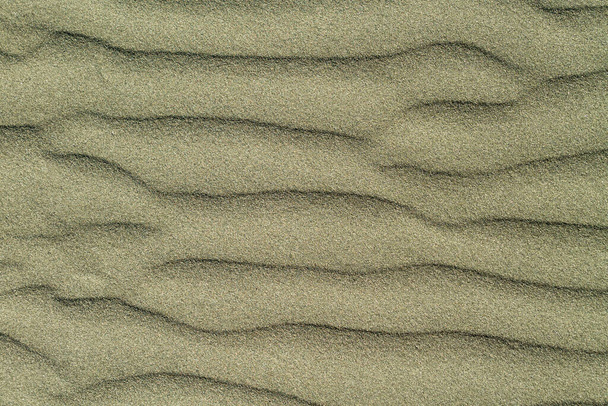 Close-up van droog zandoppervlak met horizontale rimpelingen - Foto, afbeelding