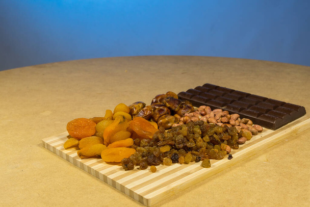 隔離されたピーナッツ。クルミの木の背景に精製。タンパク質食品。生ピーナッツ。チョコレートだ。ピーナッツ｜オリエンタルスイーツ - 写真・画像