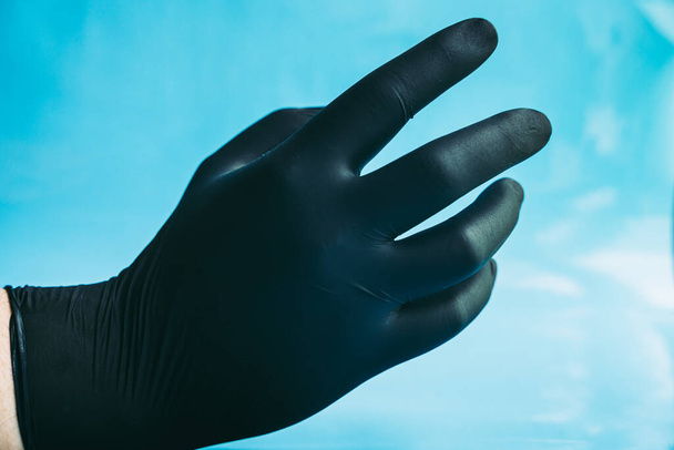 Zwarte wegwerp nitrilhandschoenen ter bescherming tegen virusinfecties - Foto, afbeelding