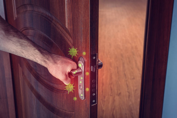 Abstrakti kuva virus ja mies avaamalla puinen ovi, lähikuva. Vältä pintojen koskettamista julkisissa tiloissa COVID-19-pandemian aikana
 - Valokuva, kuva