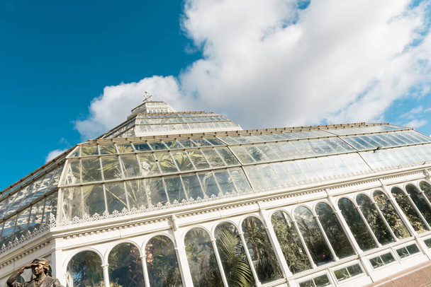 Sefton Park, Liverpool, 05/08/2018 Sefton Park, Liverpool, Merseyside sefton park palm house, tropical indoor green botanical garden house. famous victorian architecture building. ornate metal work. - Фото, изображение