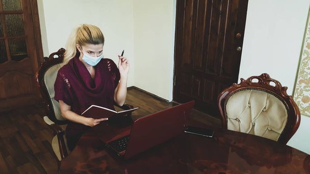 Коронавирус. Карантин. Обучение онлайн и внештатная работа из дома. Компьютер, ноутбук и молодая деловая женщина работают удаленно. Пандемия коронавируса в мире
. - Фото, изображение