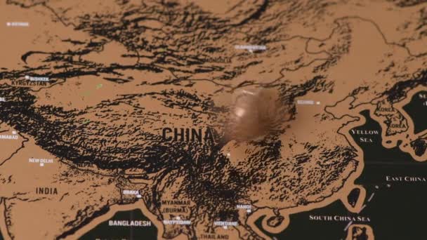одна долларовая монета на черной царапине туристической карты Китая, Азии
 - Кадры, видео