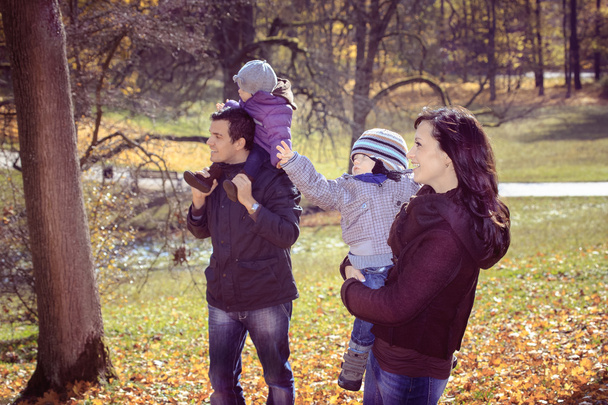 family in the autumn park - Foto, afbeelding