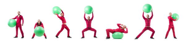 Man met Zwitserse bal doet oefeningen op wit - Foto, afbeelding