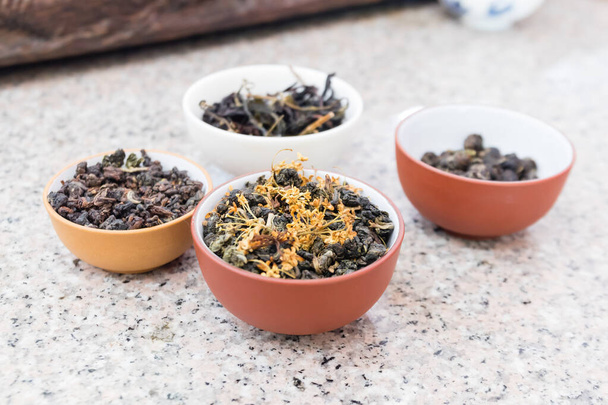Gerollte Oolong-Teeblätter mit süßer Osmanthus-Blüte, Traditioneller oxidierter chinesischer Tee. - Foto, Bild