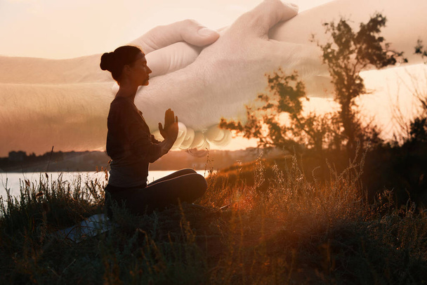 Podwójna ekspozycja kobiet medytujących i ręce docierające do siebie na zewnątrz o zachodzie słońca. Joga pomaga w codziennym życiu: harmonia umysłu, ciała i duszy - Zdjęcie, obraz