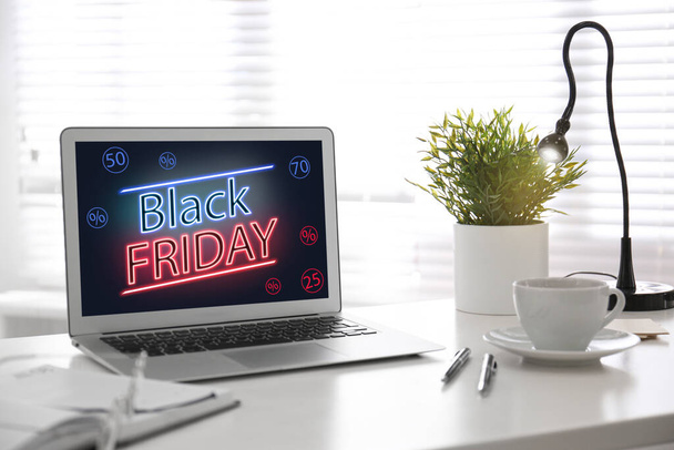 Black Friday announcement on laptop screen. Online shopping - Foto, afbeelding