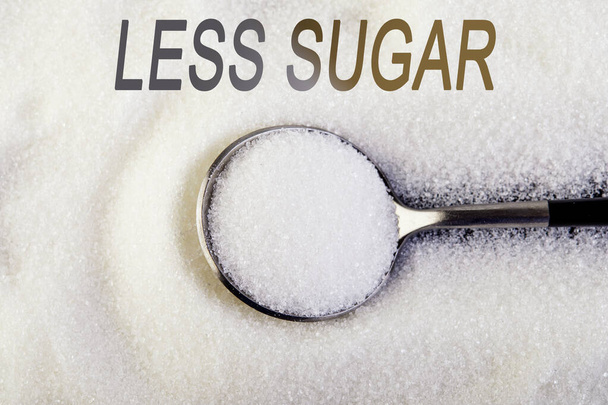 Mektuplardan daha az şeker mesajı, kaşıkta şeker kayması, beslenme ve sağlık konsepti önerisi. - Fotoğraf, Görsel