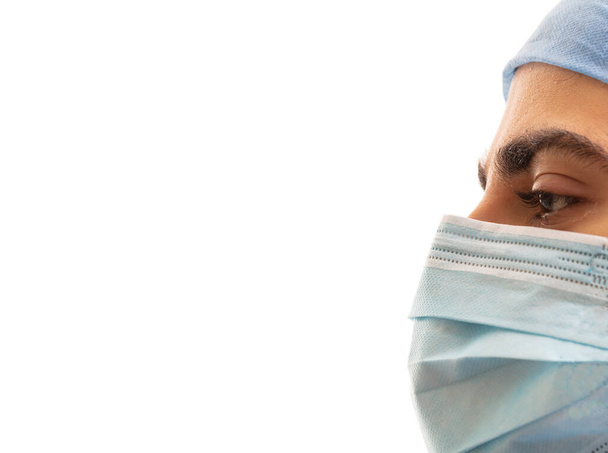 白い背景に隔離された外科マスクを持つ医師。医療スタッフは、コロナウイルスCOVID 19からギアを保護します。医療、病院の安全コンセプト - 写真・画像