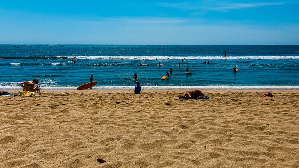 Az emberek pihennek a strandon - kuta strand, Bali - Fotó, kép