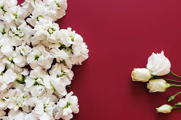 tetejére kilátás nyílik a fehér különböző virágok vannak egy burgundi háttér. Helyet egy sms-nek. A termék helye - Fotó, kép