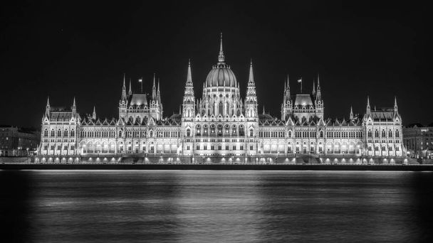 Edificio del Parlamento en Budapest por la noche
  - Foto, Imagen