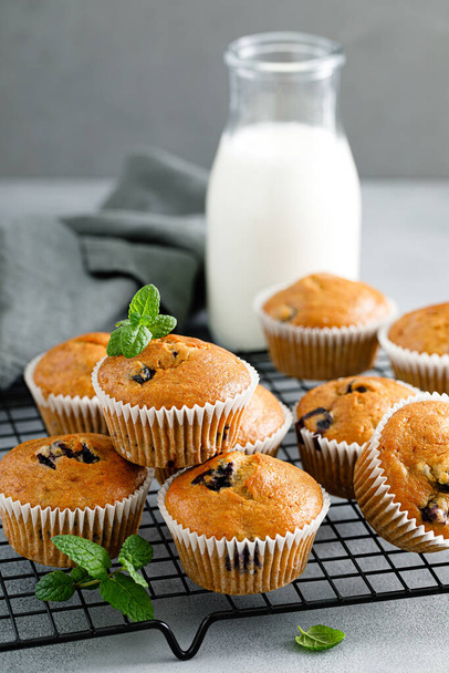 Blueberry banana muffins with fresh berries - Foto, afbeelding