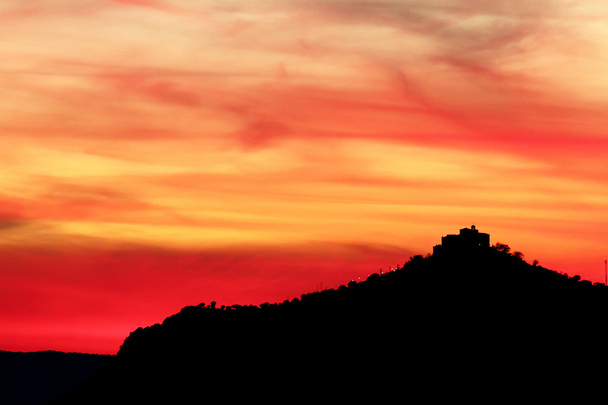 ビルゲン デ ラ カベサ · サンクチュアリ、· アンドゥーハル、ハエン、andalu に沈む夕日 - 写真・画像