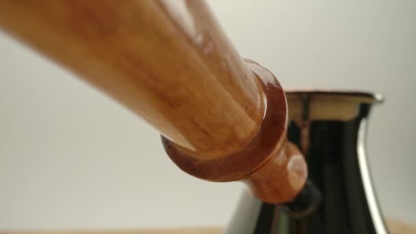 Authentische Kaffeetürke Cezve mit Holzgriff  - Filmmaterial, Video