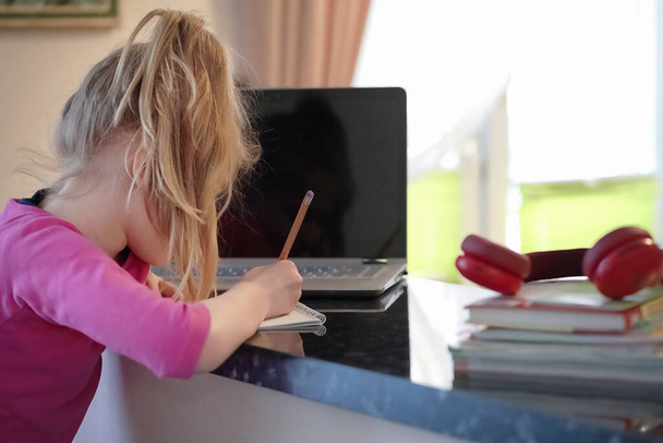  Öğrenci kız, ev ödevi okuyor, evde eğitim görüyor.  - Fotoğraf, Görsel