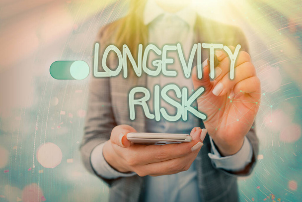 Rukopis psaní textu Riziko dlouhověkosti. Koncepce znamená potenciální hrozbu v důsledku zvýšení délky života důchodců. - Fotografie, Obrázek