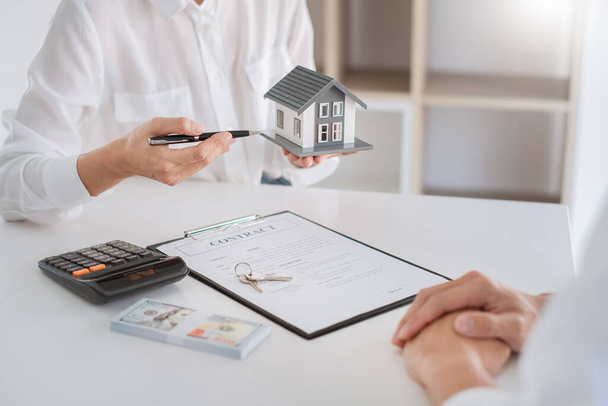 Real Estate koncept, agent s kalkulačkou pro současnou cenu úvěrového domu pro investiční dokumenty a výpočet výplaty pro zákazníka - Fotografie, Obrázek