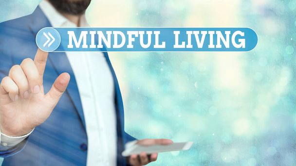 Πινακίδα κειμένου που δείχνει το Mindful Living. Εννοιολογική φωτογραφία Πλήρης επίγνωση και ασχολούνται με κάτι συνειδητή και λογική. - Φωτογραφία, εικόνα