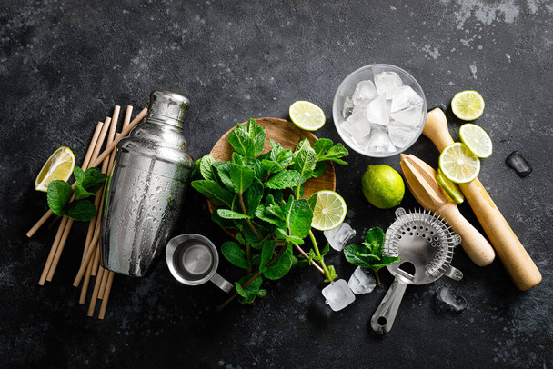 Mojito ingredience a barové nádobí pro osvěžující letní alkoholický koktejl s ledem, čerstvou mátou a limetkou - Fotografie, Obrázek